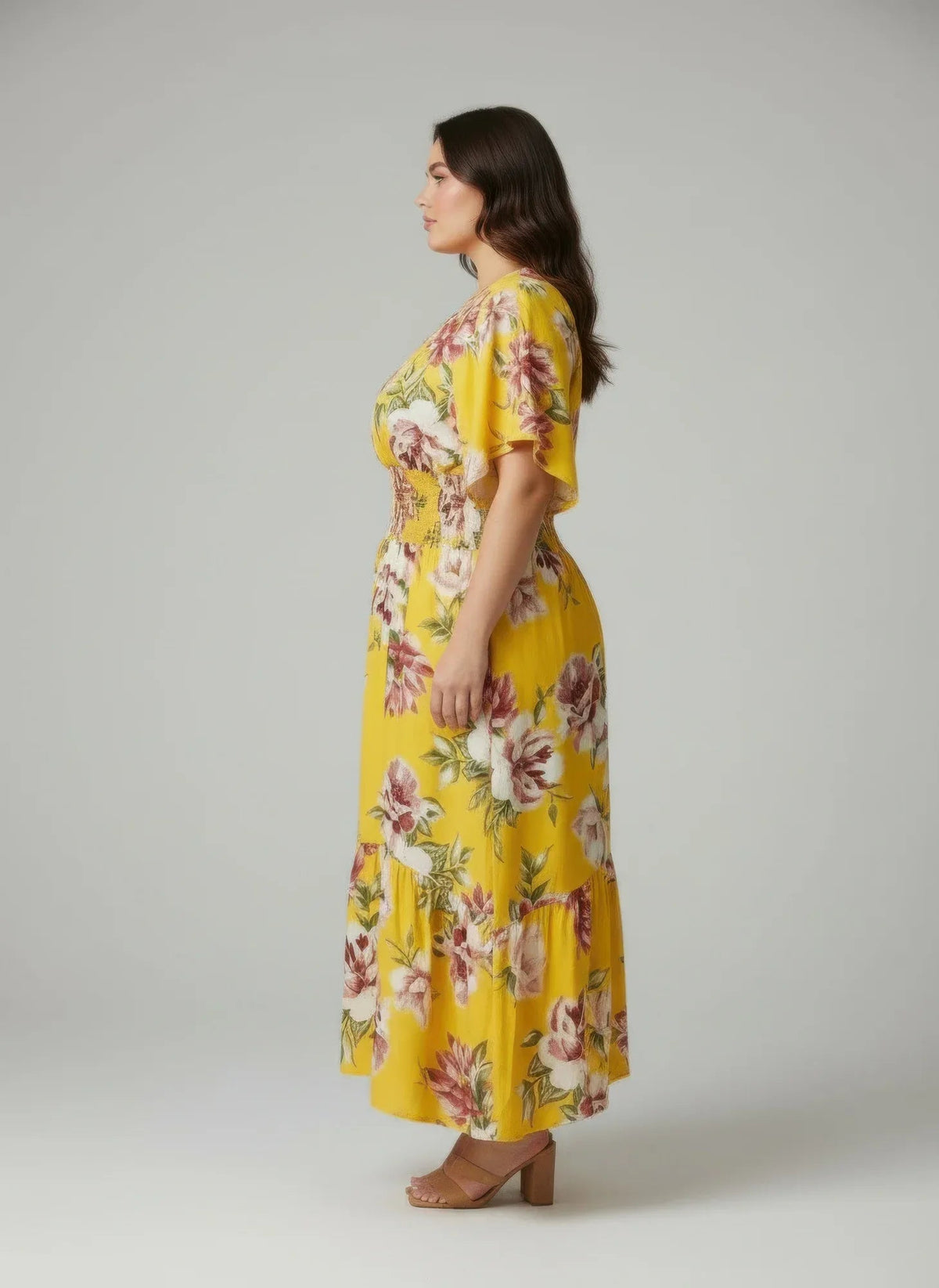 Robe fleurie moutarde, vue de profil, manches courtes évasées et taille élastique