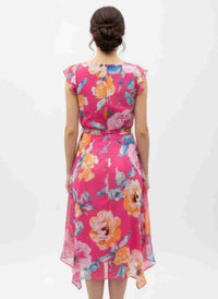 Robe midi fuchsia fleurie, dos ceinturé à nouer, manches volantées, ourlet asymétrique