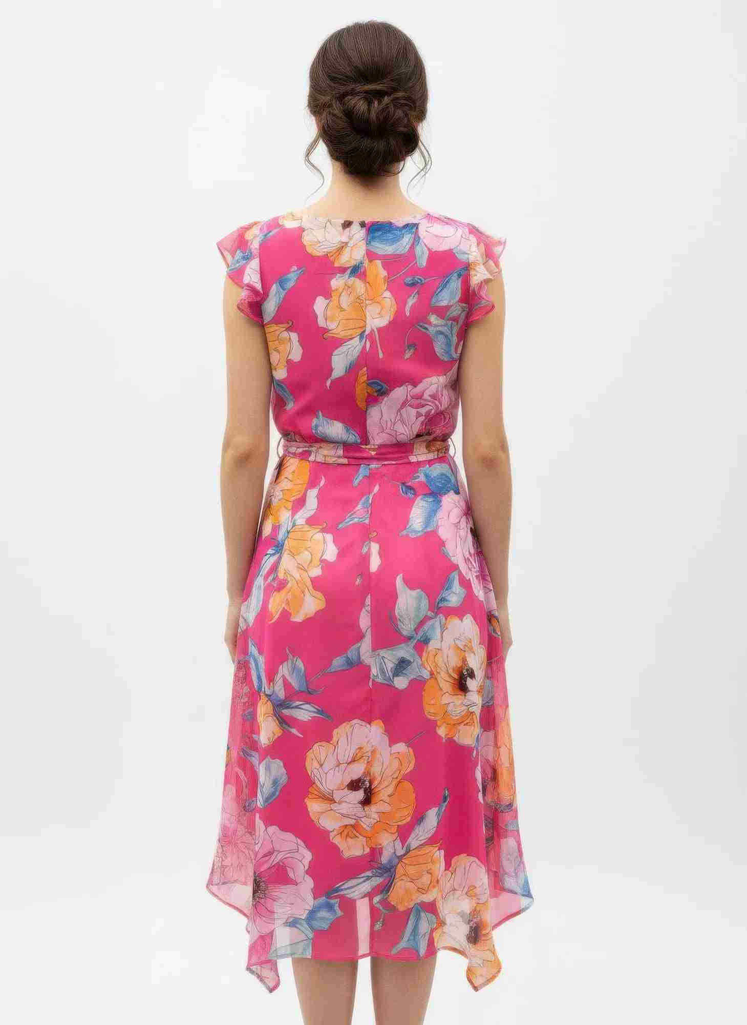 Robe midi fuchsia fleurie, dos ceinturé à nouer, manches volantées, ourlet asymétrique