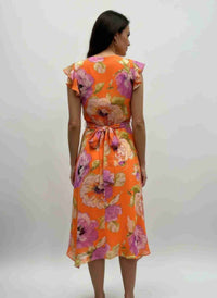 Robe midi orange fleurie, dos avec lien à la taille, manches volantées, ourlet asymétrique
