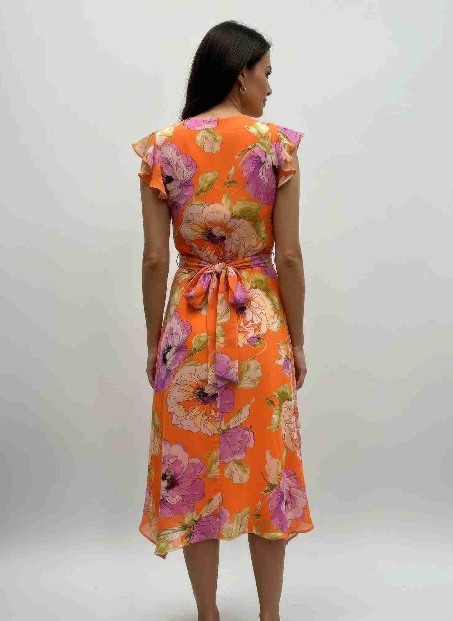 Robe midi orange fleurie, dos avec lien à la taille, manches volantées, ourlet asymétrique
