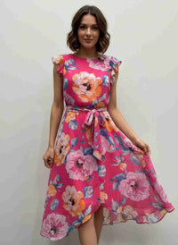 Robe midi fuchsia fleurie, manches volantées, lien à la taille, ourlet asymétrique