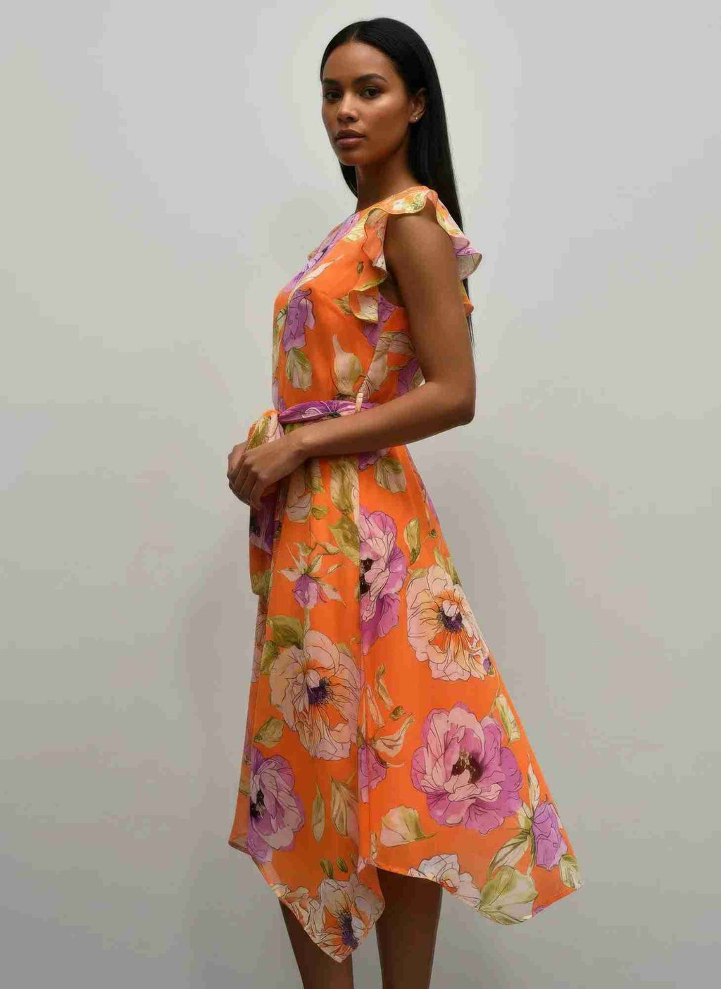 Robe orange fleurie à manches volantées, lien à la taille, ourlet asymétrique, col dégagé