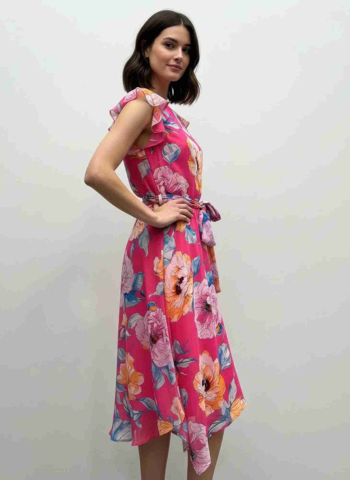 Robe fuchsia à fleurs, manches volantées, lien à la taille, ourlet asymétrique, longueur midi