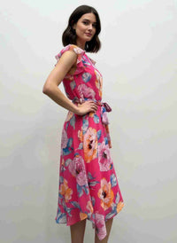 Robe fuchsia à fleurs, manches volantées, lien à la taille, ourlet asymétrique, longueur midi