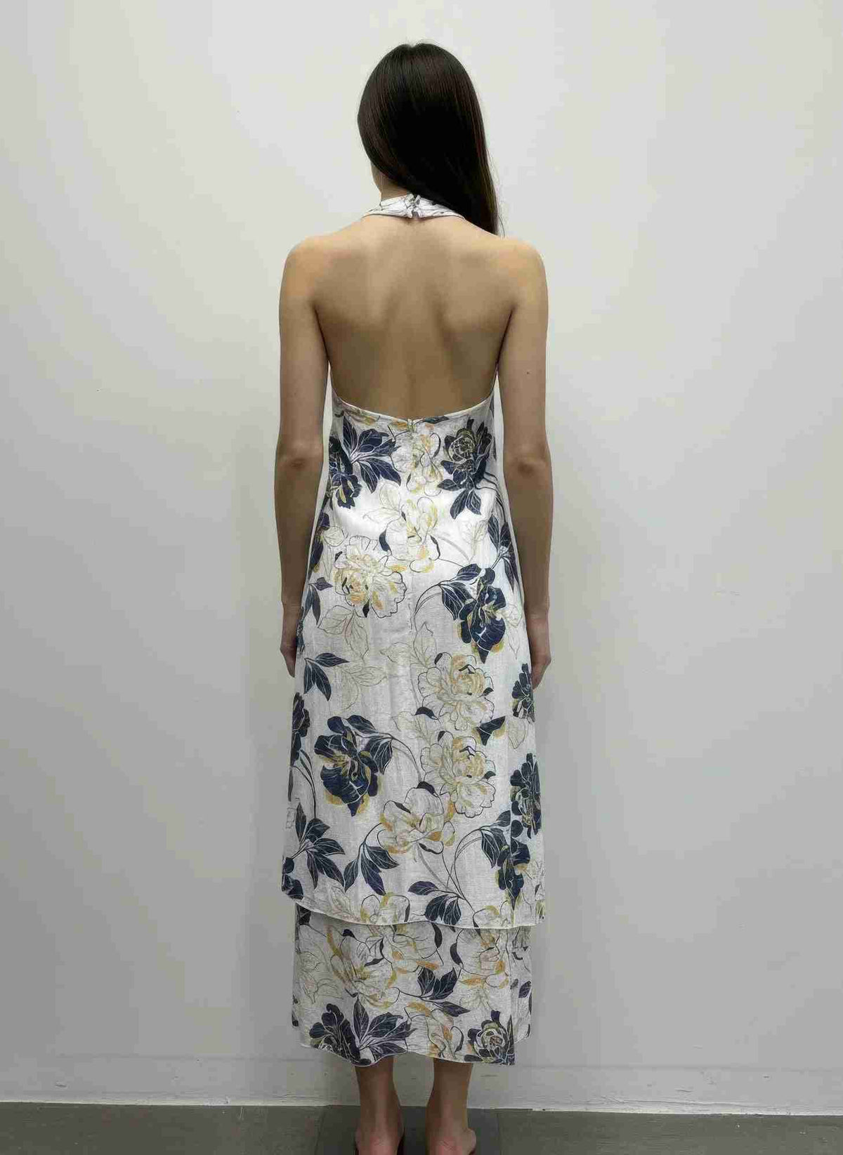 Robe sans manches à motif floral, dos découvert, ourlet asymétrique.