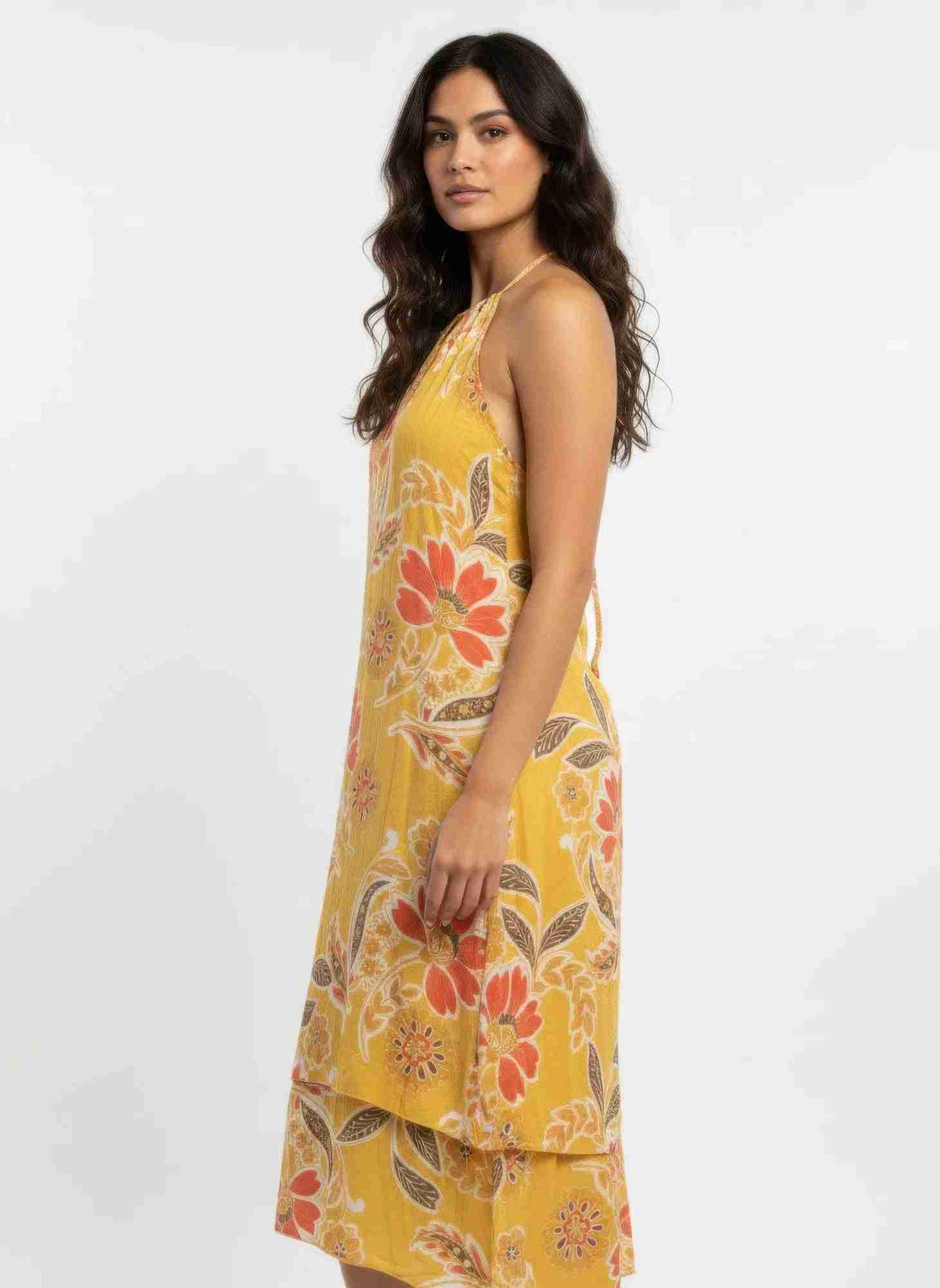 Robe sans manches moutarde à motif floral, ourlet asymétrique, vue de côté.