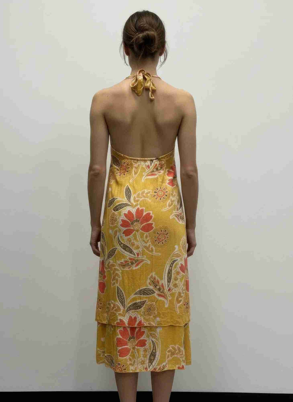 Robe sans manches moutarde à motif floral, dos et col au détail volant.