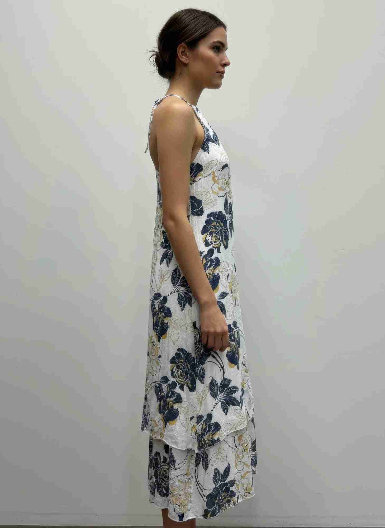 Robe sans manches à motif floral, ourlet asymétrique, vue de profil.