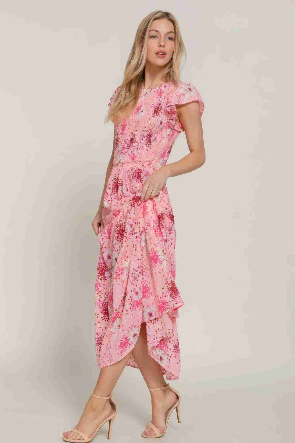 Robe florale smockée rose à manches à volants, ourlet superposé