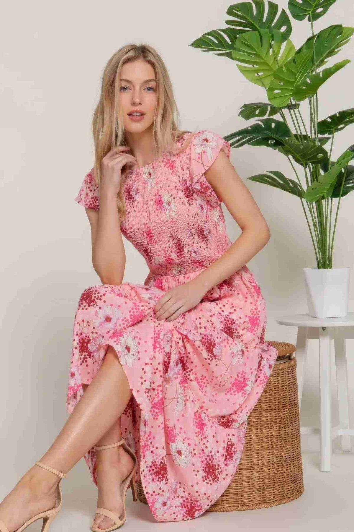 Robe florale smockée rose à manches à volants, encolure ronde