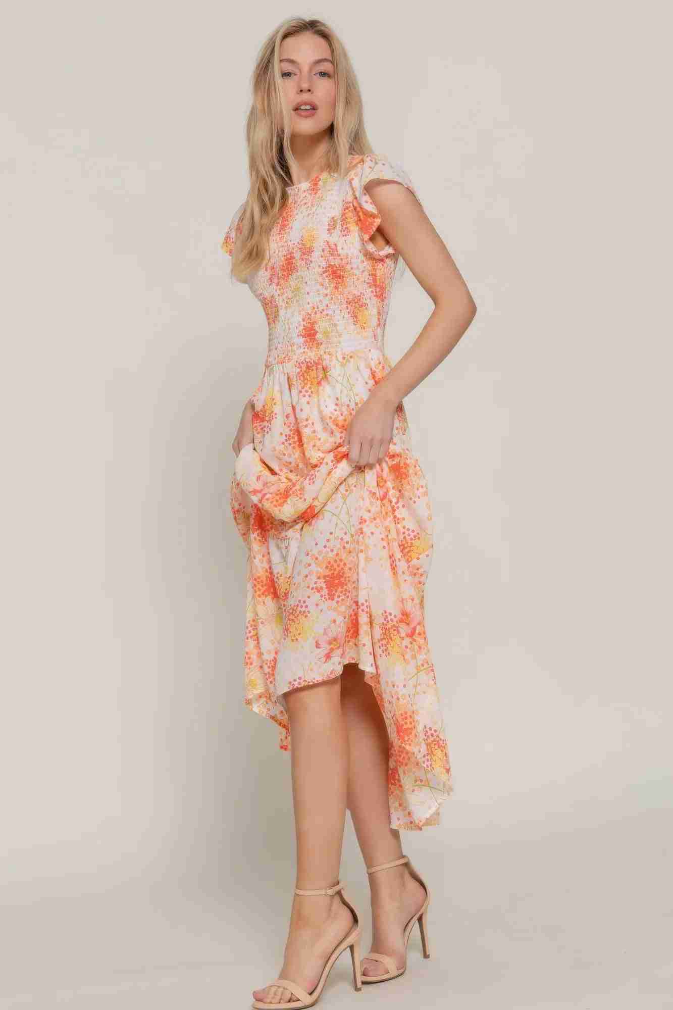 Robe florale smockée ivoire à manches à volants, ourlet asymétrique