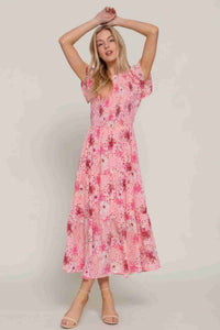 Robe florale smockée rose à manches à volants, longueur mi-mollet