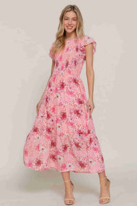 Robe florale smockée rose à manches à volants et jupe évasée mi-longue