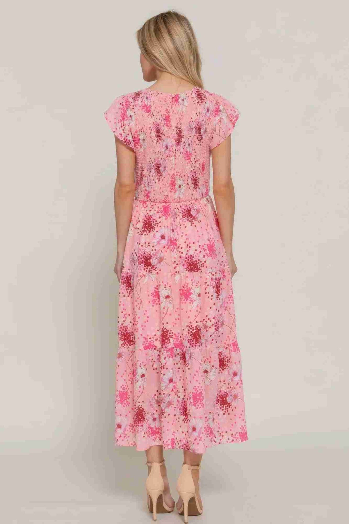 Robe florale smockée rose, dos avec empiècement froncé et volant d’épaule