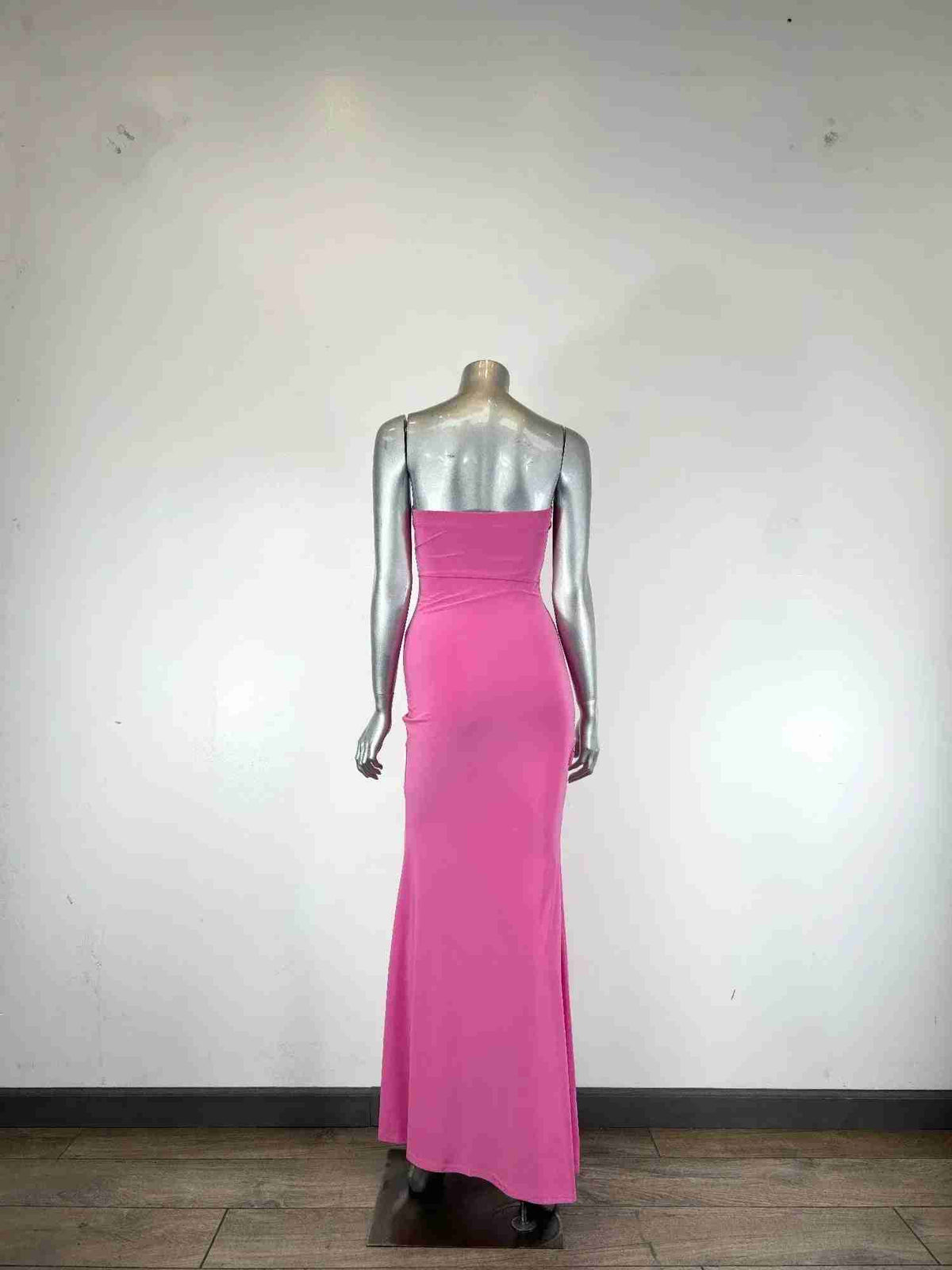 Robe longue fuchsia bustier drapé, taille froncée, fente en bas.