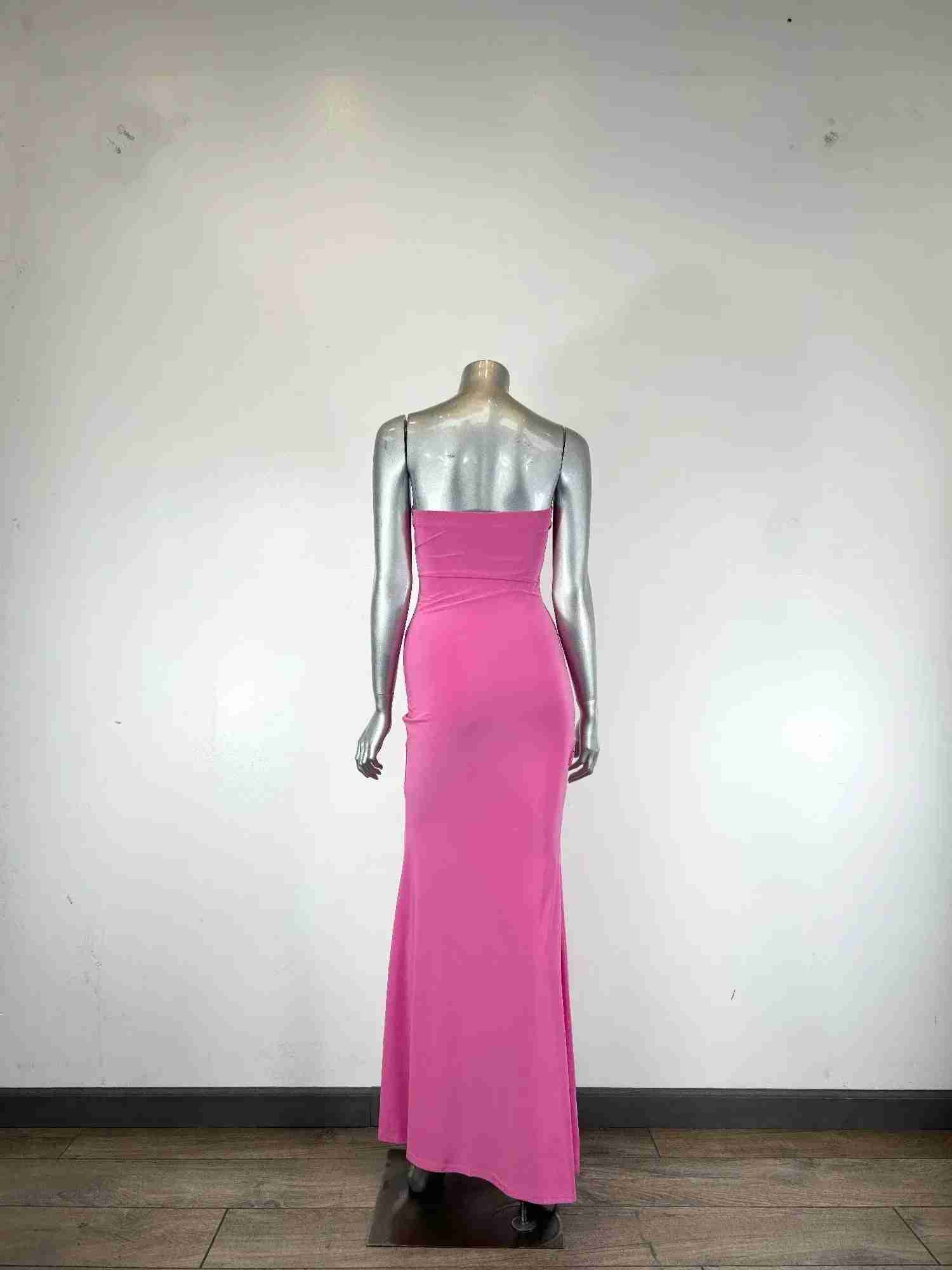 Robe longue fuchsia bustier drapé, taille froncée, fente en bas.