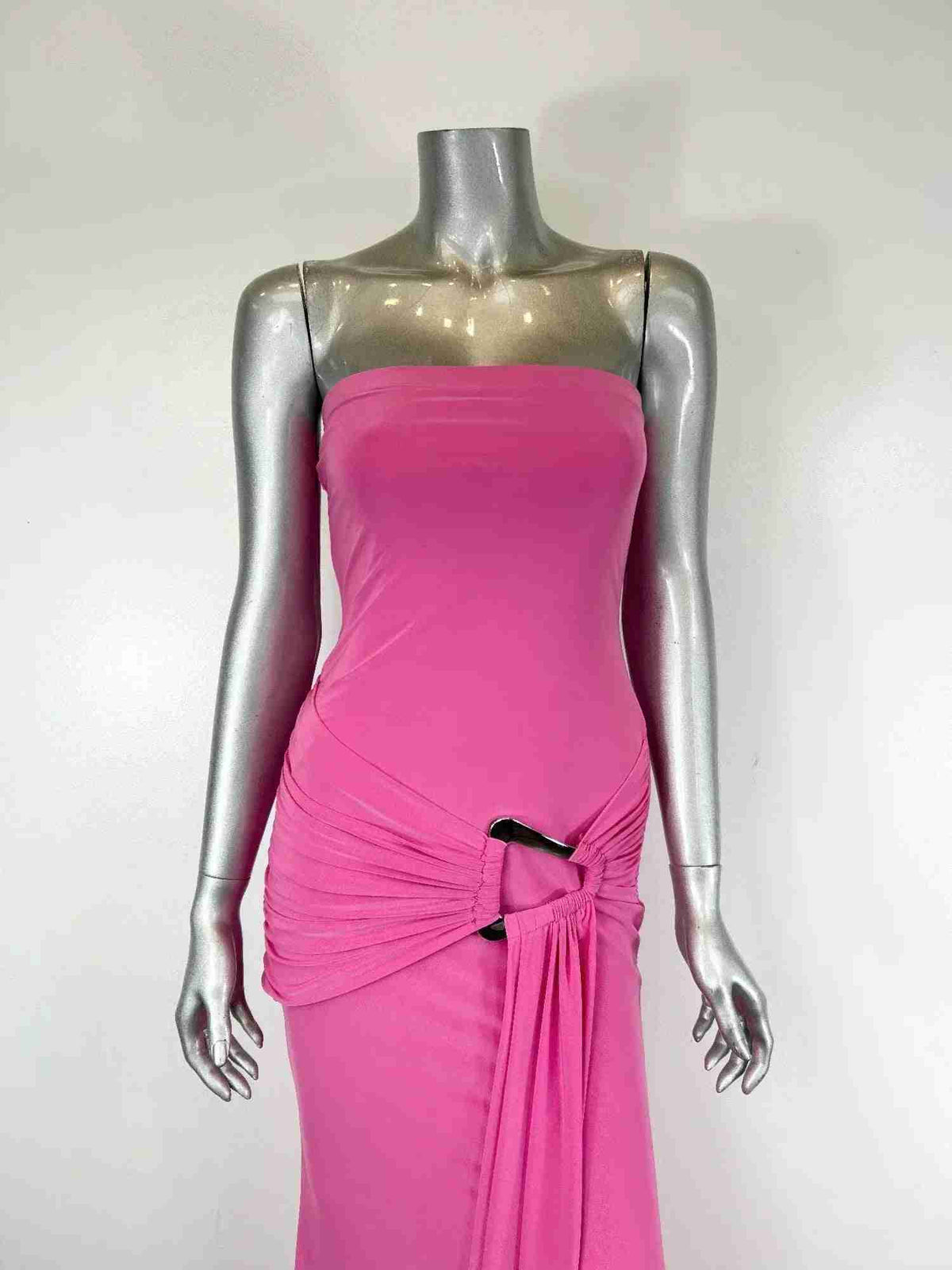 Robe longue fuchsia bandeau, fronces à la taille, noué sur la hanche.