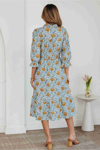 Robe longue femme bleue ciel à motifs ananas, vue de dos, manches 3/4, silhouette évasée