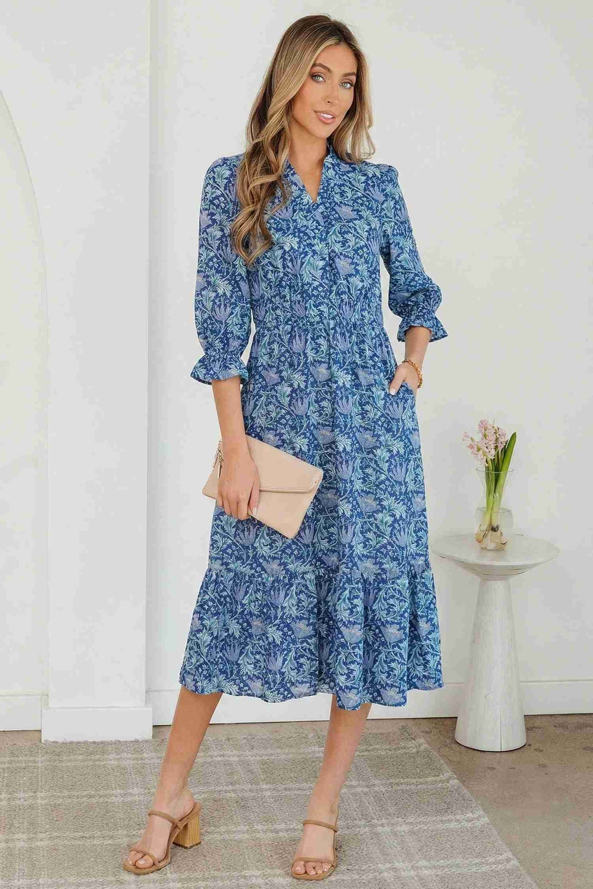 Robe longue femme bleue à fleurs, col en V froncé, manches 3/4, taille évasée