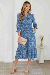Robe longue femme bleue à fleurs, col en V froncé, manches 3/4, taille évasée