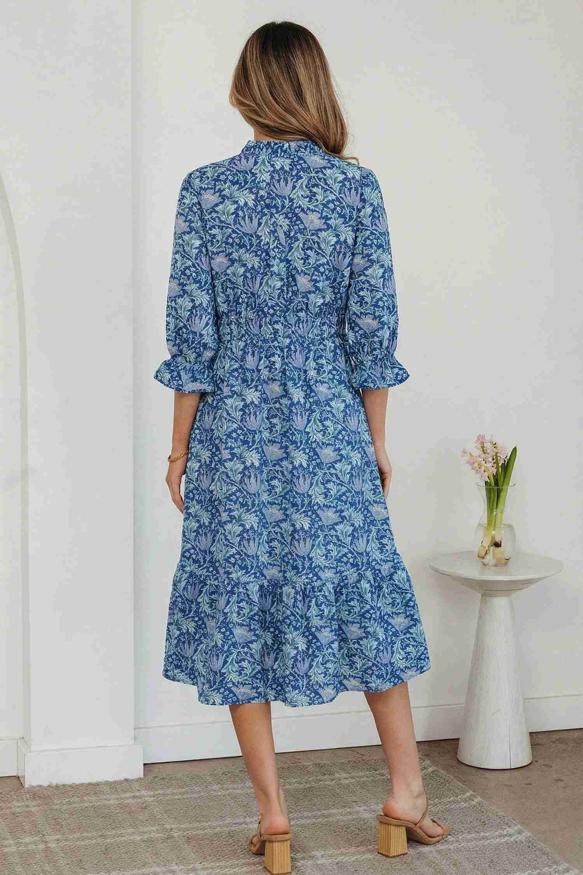 Robe longue femme bleue à fleurs, vue de dos, manches 3/4, silhouette évasée