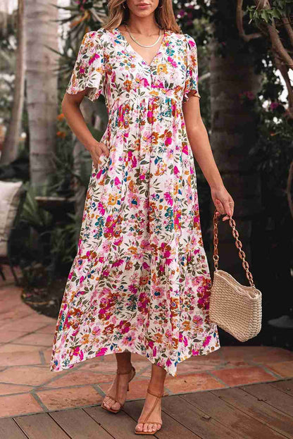 Robe d'été longue fleurie, manches courtes et jupe à étages