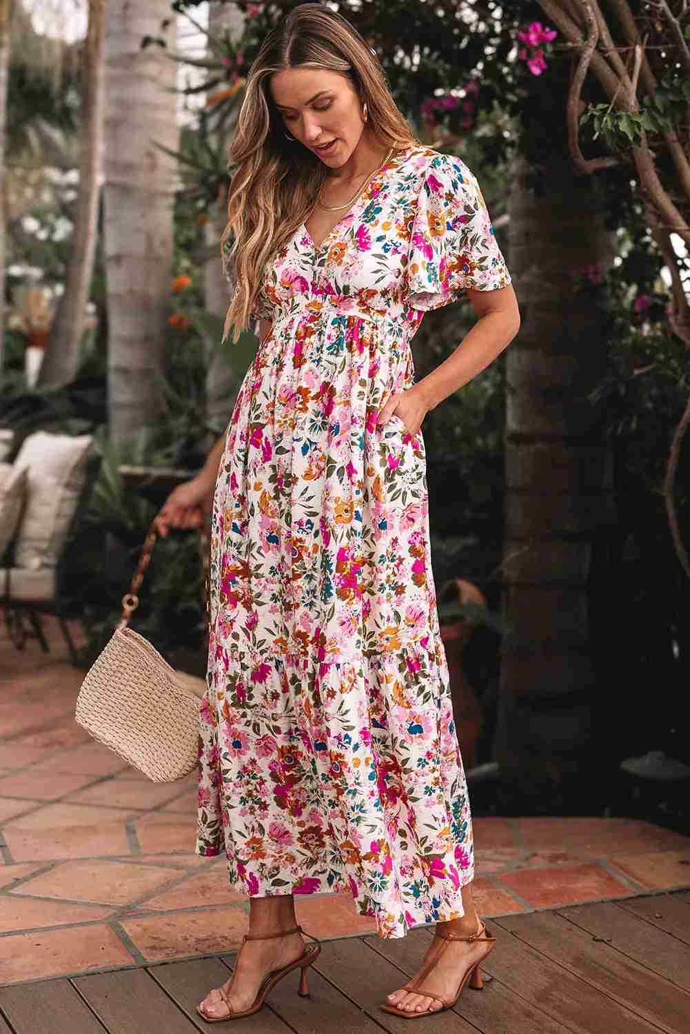 Robe longue fleurie manches courtes, encolure V, taille froncée, bas à volants