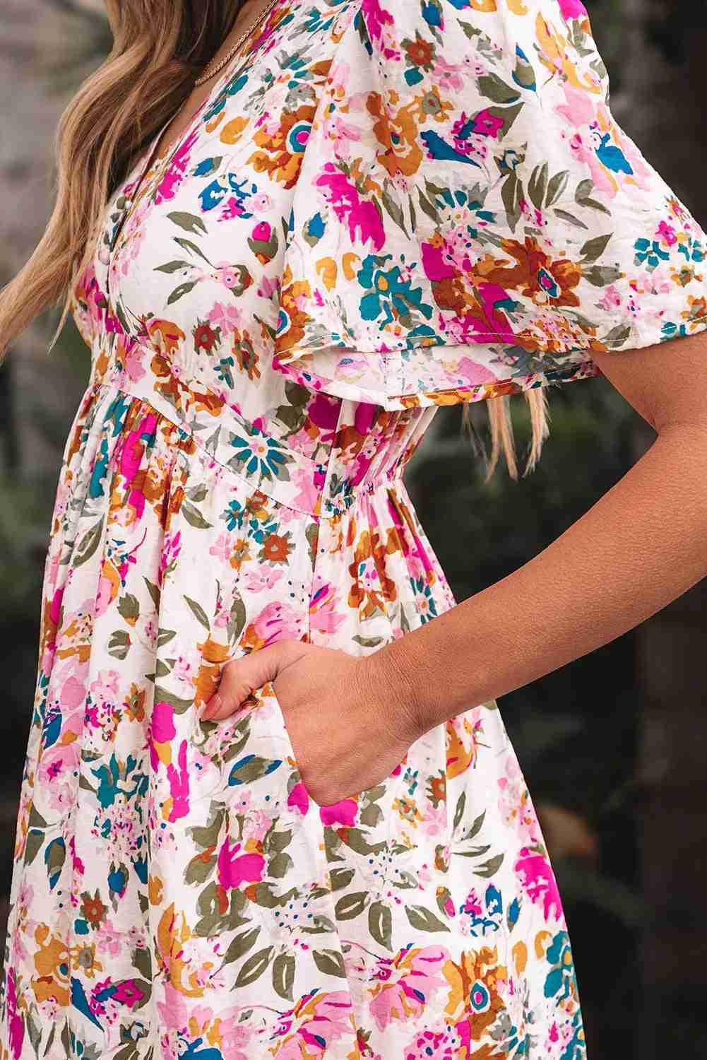 Robe longue fleurie détail manches évasées et taille froncée, fond clair