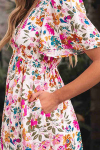 Robe longue fleurie détail manches évasées et taille froncée, fond clair