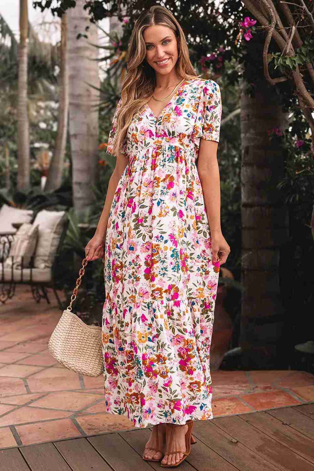 Robe longue fleurie manches courtes, encolure V, taille froncée, jupe ample
