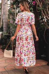 Robe longue fleurie, dos évasé, manches courtes, taille froncée