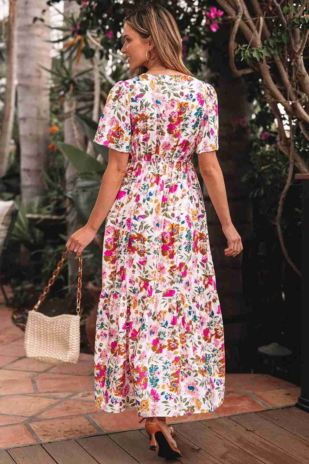 Robe longue fleurie, dos évasé, manches courtes, taille froncée