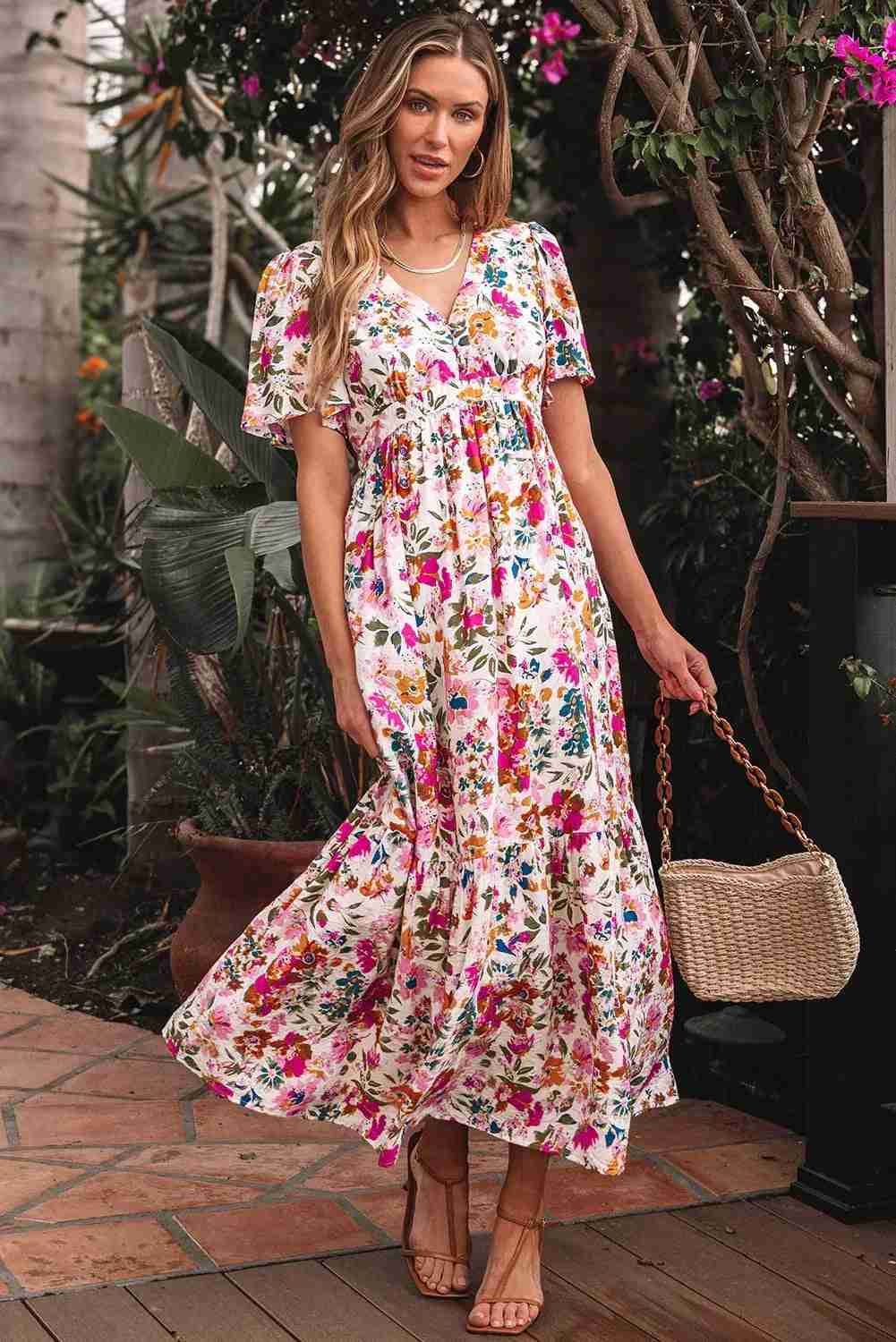 Robe longue fleurie à manches courtes, col V, taille froncée sur fond clair