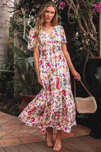 Robe longue fleurie à manches courtes, col V, taille froncée sur fond clair