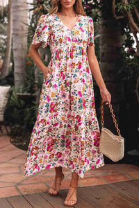 Robe longue fleurie manches courtes, encolure V, taille froncée, jupe à étages