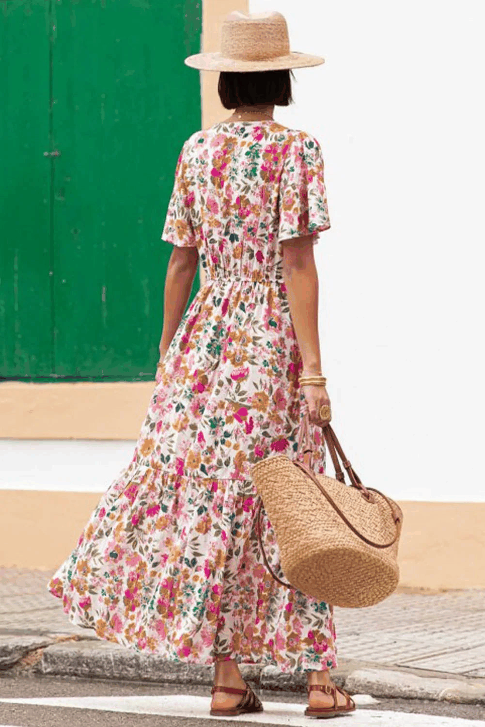 Robe longue fleurie dos évasé, manches courtes, taille froncée, jupe à étages