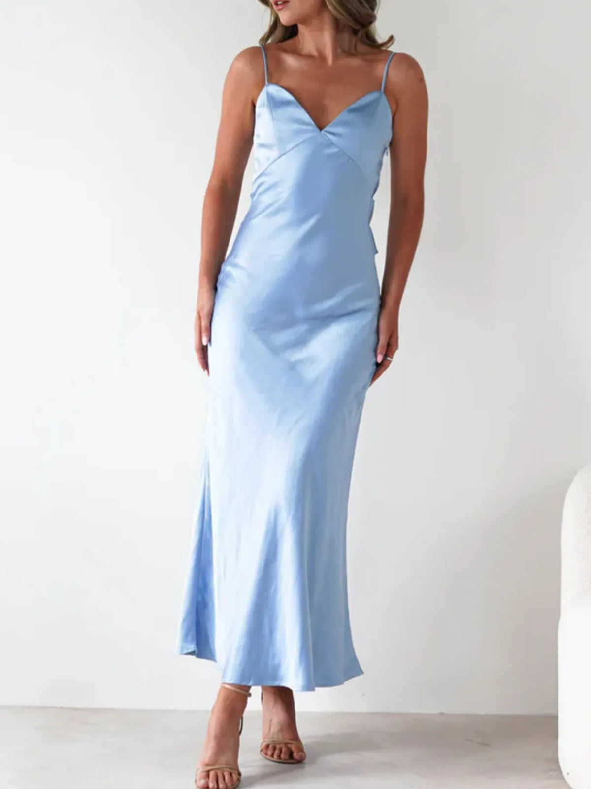 Robe longue en satin bleu ciel à bretelles fines nouées – vue 3
