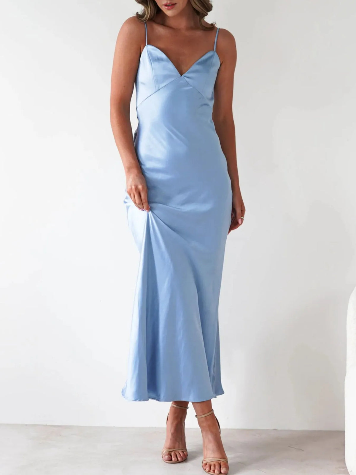 Robe longue en satin bleu ciel, détail du tissu satiné – vue 4