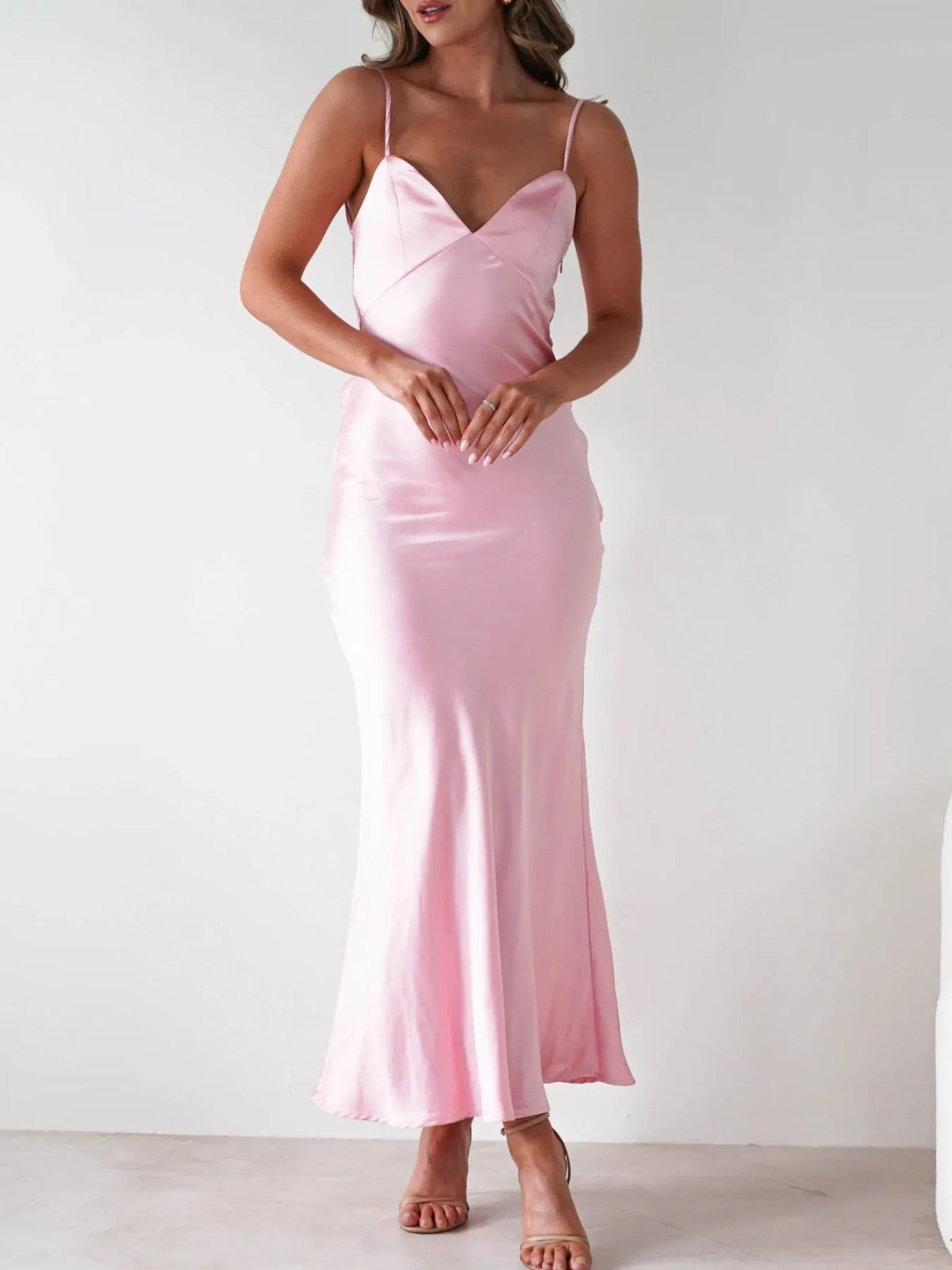 Robe longue en satin rose à dos nu et bretelles nouées, vue de dos – vue 12
