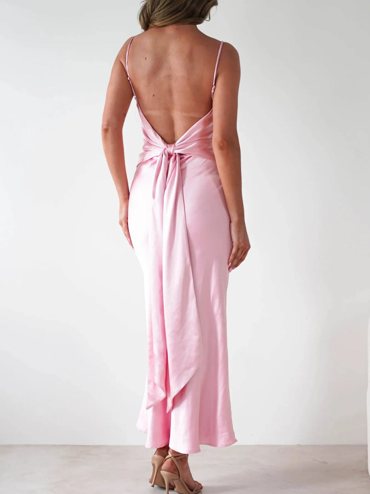 Robe longue en satin rose à dos nu, détail des bretelles nouées – vue 13