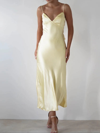 Robe longue en satin jaune clair à dos nu et bretelles nouées, vue de face – vue 8