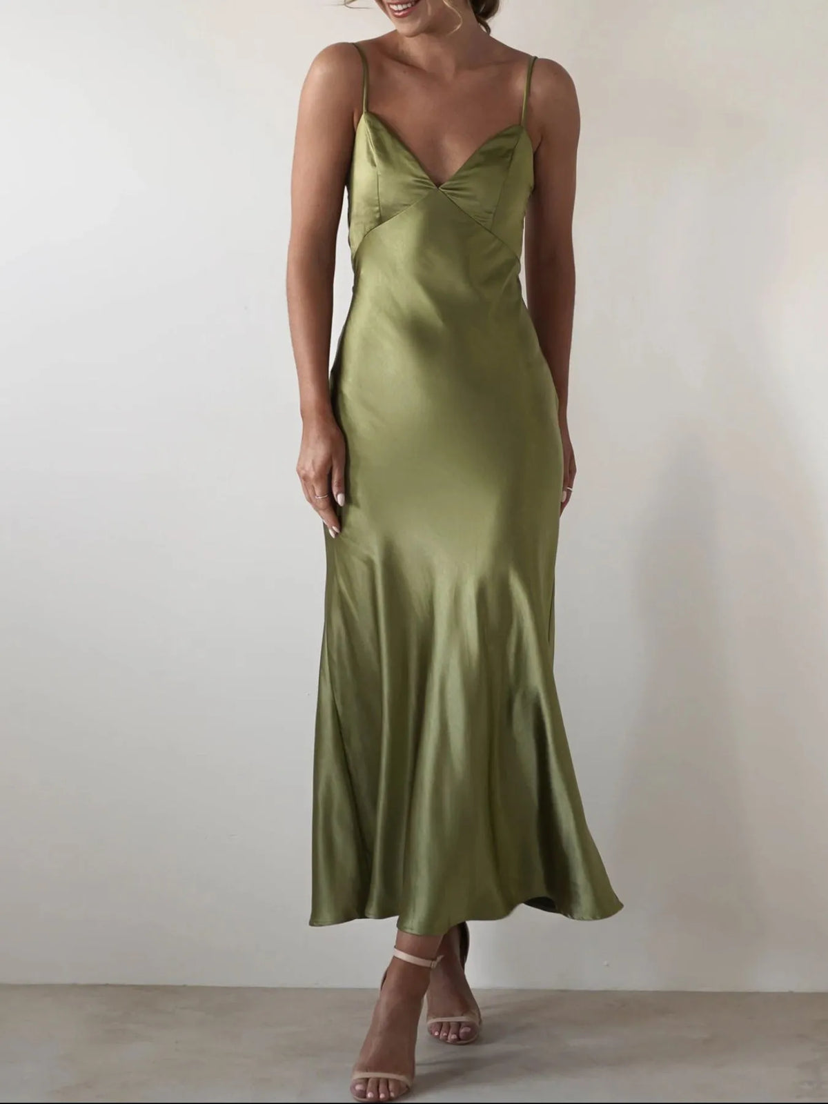 Robe longue en satin kaki foncé à dos nu et bretelles nouées – vue 6