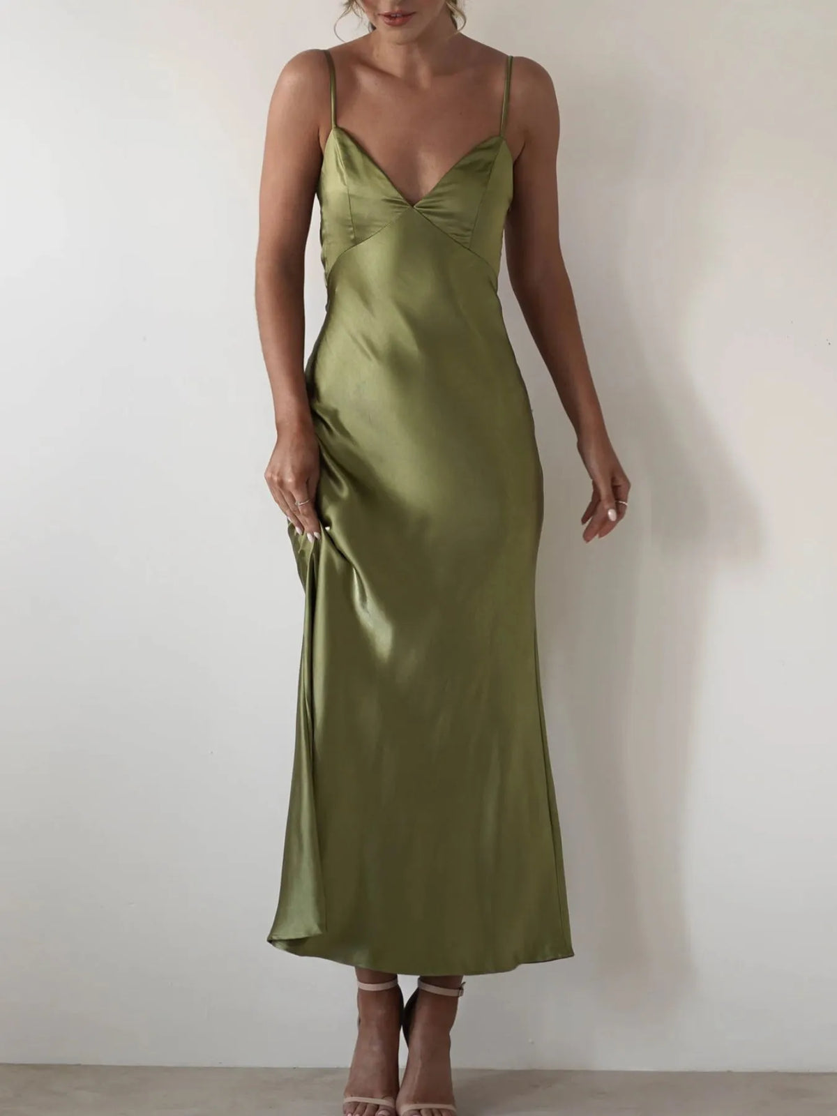 Robe longue en satin kaki foncé à bretelles fines, vue de face – vue 7