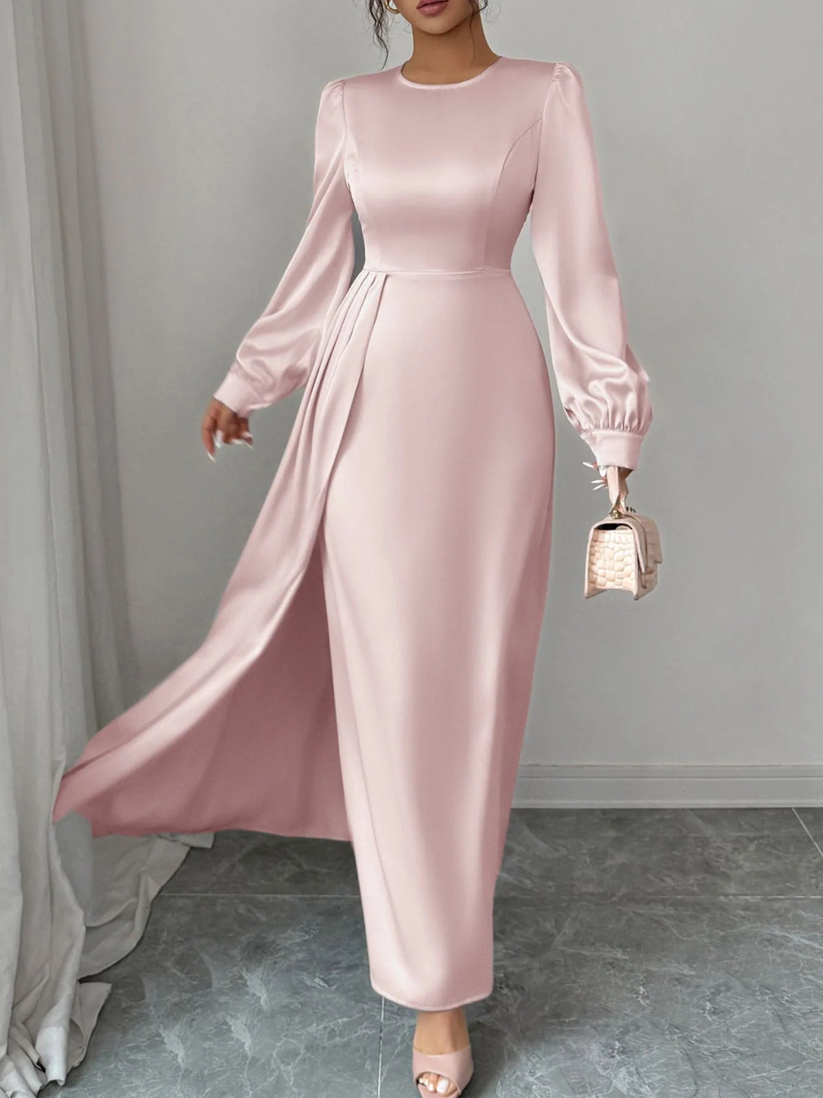 Robe longue en satin rose à manches longues et fente – vue 1