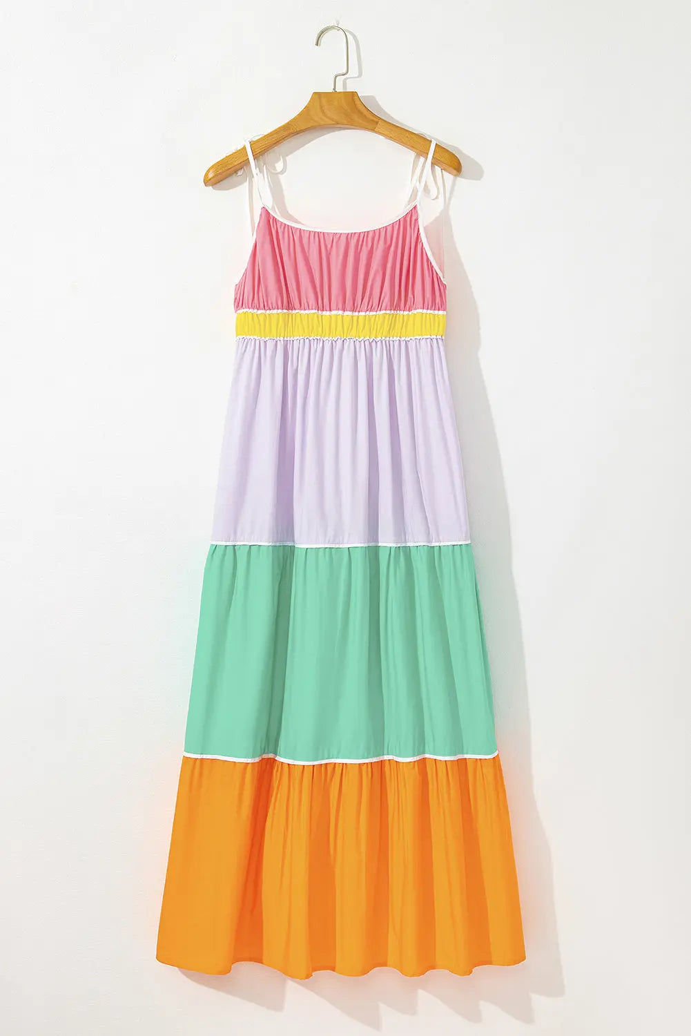 Robe maxi multicolore à bretelles nouées, volants en blocs rose, lilas, menthe et orange.