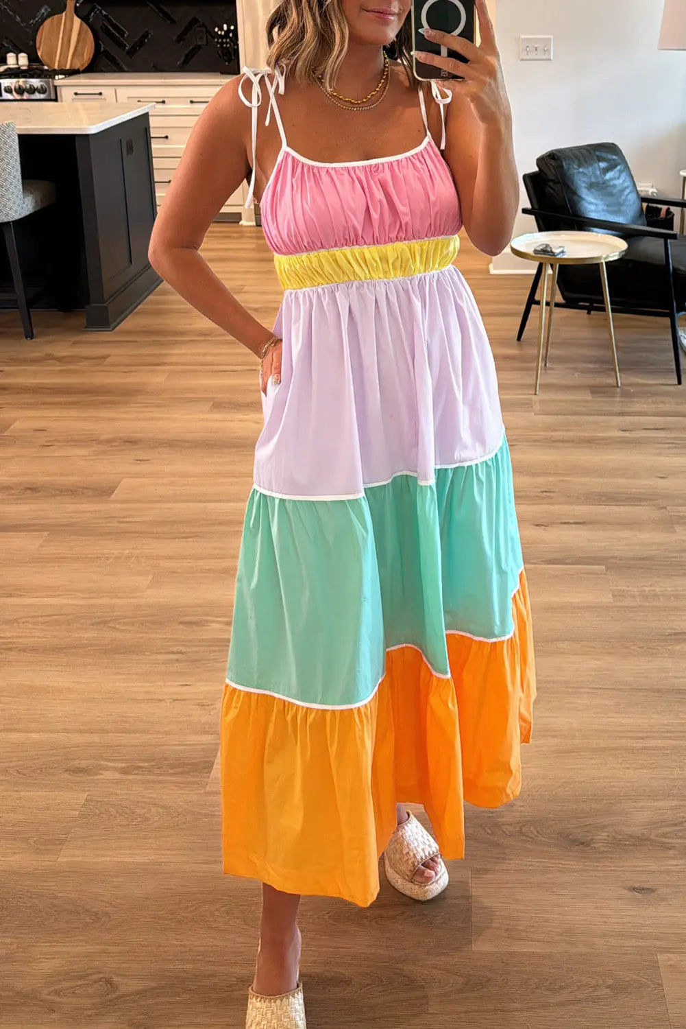Robe maxi à bretelles nouées, volants rose, lilas, menthe et orange.