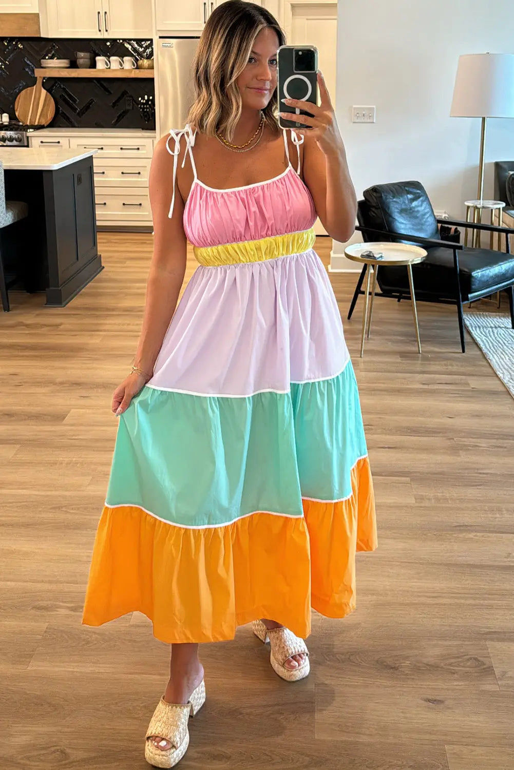 Robe maxi à bretelles nouées, volants lilas, menthe et orange, ceinture froncée jaune.