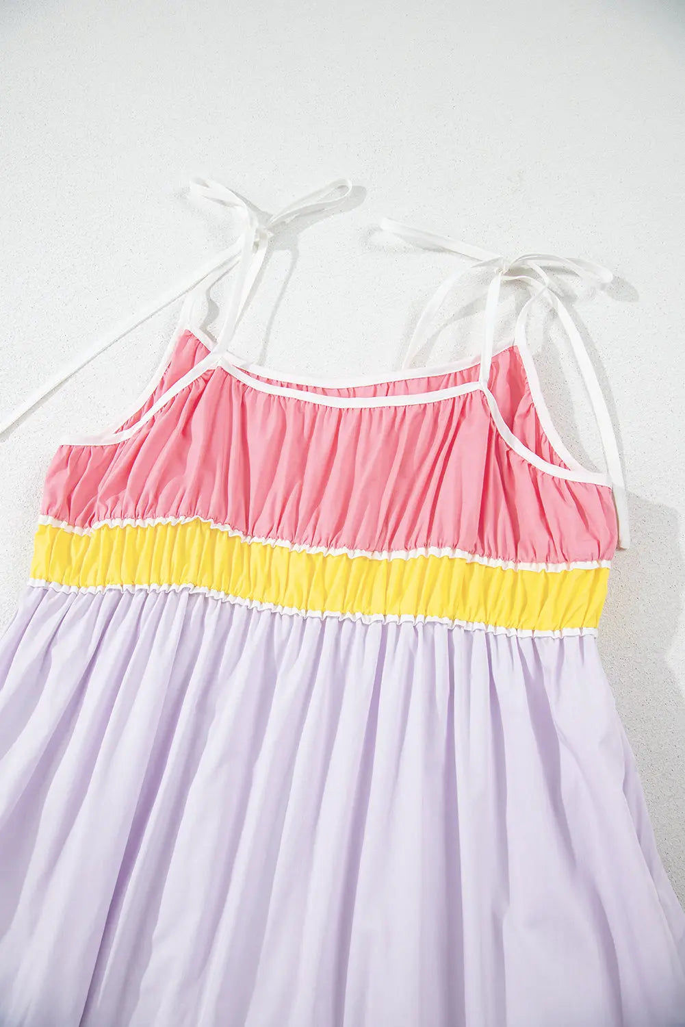 Robe maxi colorblock à bretelles nouées, top froncé rose et volants lilas, menthe et orange.