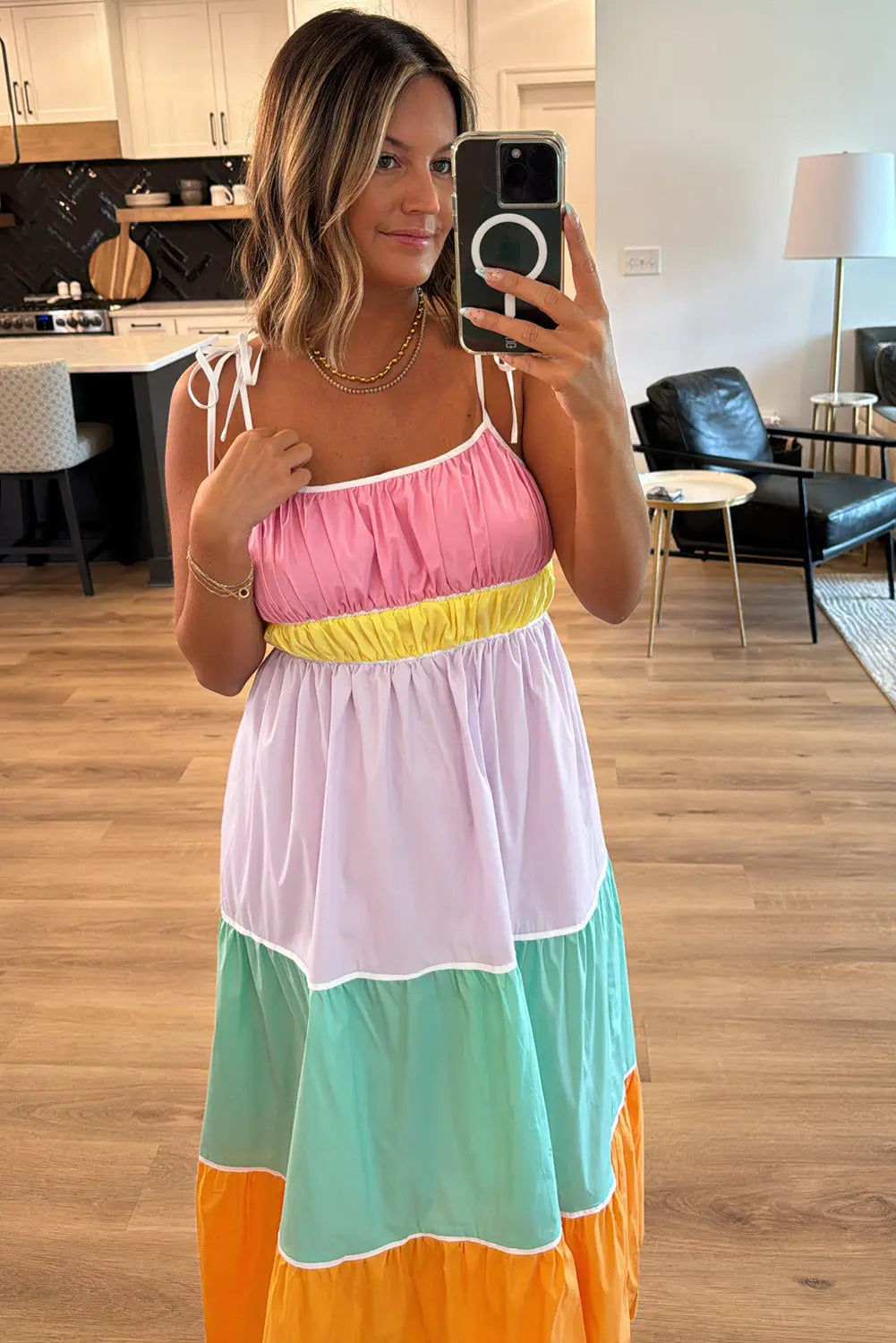 Robe maxi à bretelles nouées, top froncé rose, rayure jaune et volants lilas, menthe.